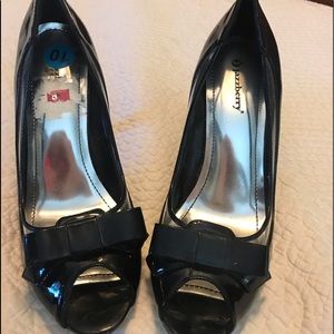 Very cute pumps with bows.